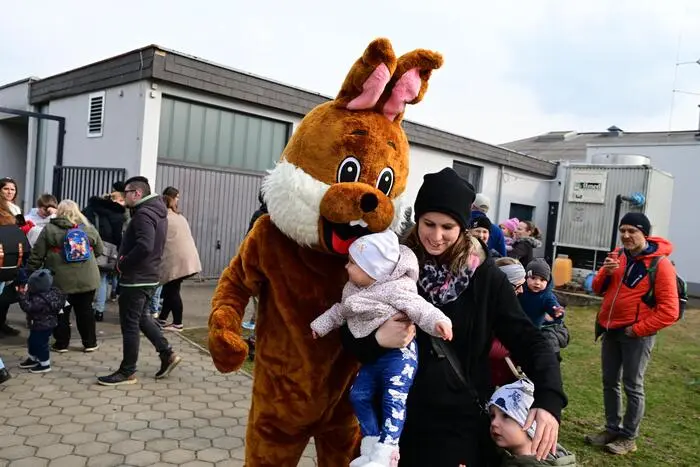 Der Osterhase, der persönlich vor Ort war, stellte sich gerne für so manches Foto mit den Kindern zur Verfügung.