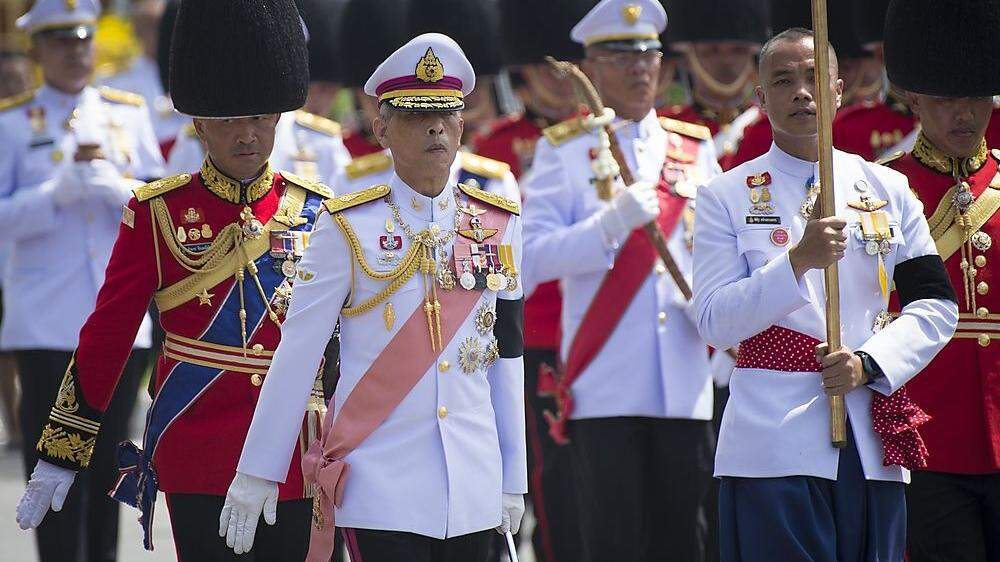 Der neue König Maha Vajiralongkorn leitete die Trauerzeremonie. Am heutigen Freitag wurde die Asche des Königs zum Palast gebracht