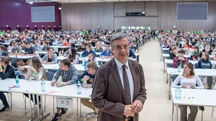 Grund zur Freude: Med-Uni Rektor Hellmut Samonigg, hier beim Aufnahmetest in der Stadthalle