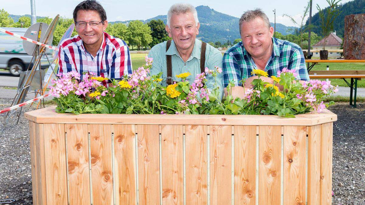 Vizebürgermeister Siegfried Huber, Sonnleitner und Stadtrat Andreas Fugger (von links) mit einem der Blumentröge