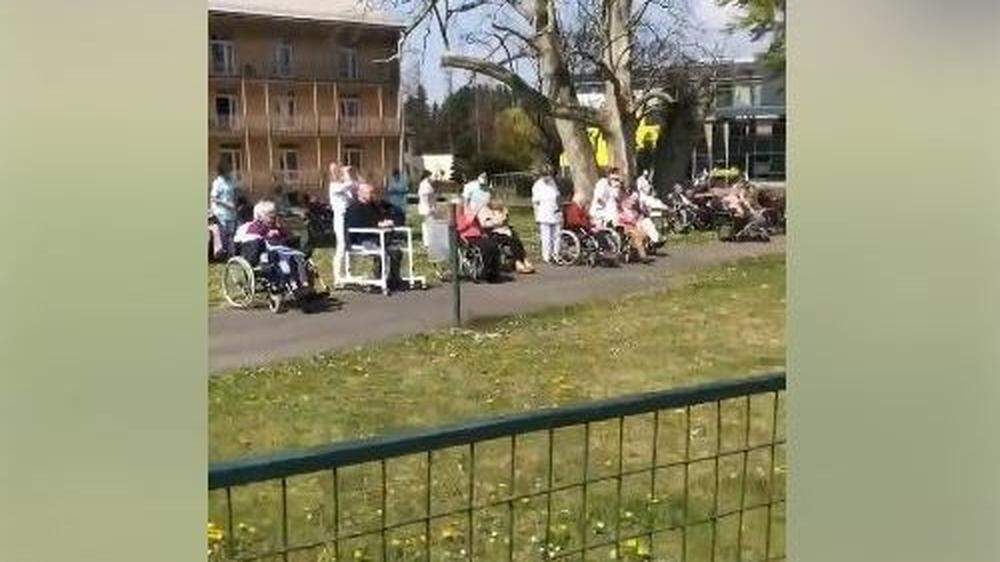 Ein Ausschnitt aus dem Video: Die Bewohner des Landespflegezentrums in Bad Radkersburg grüßen ihre Angehörigen