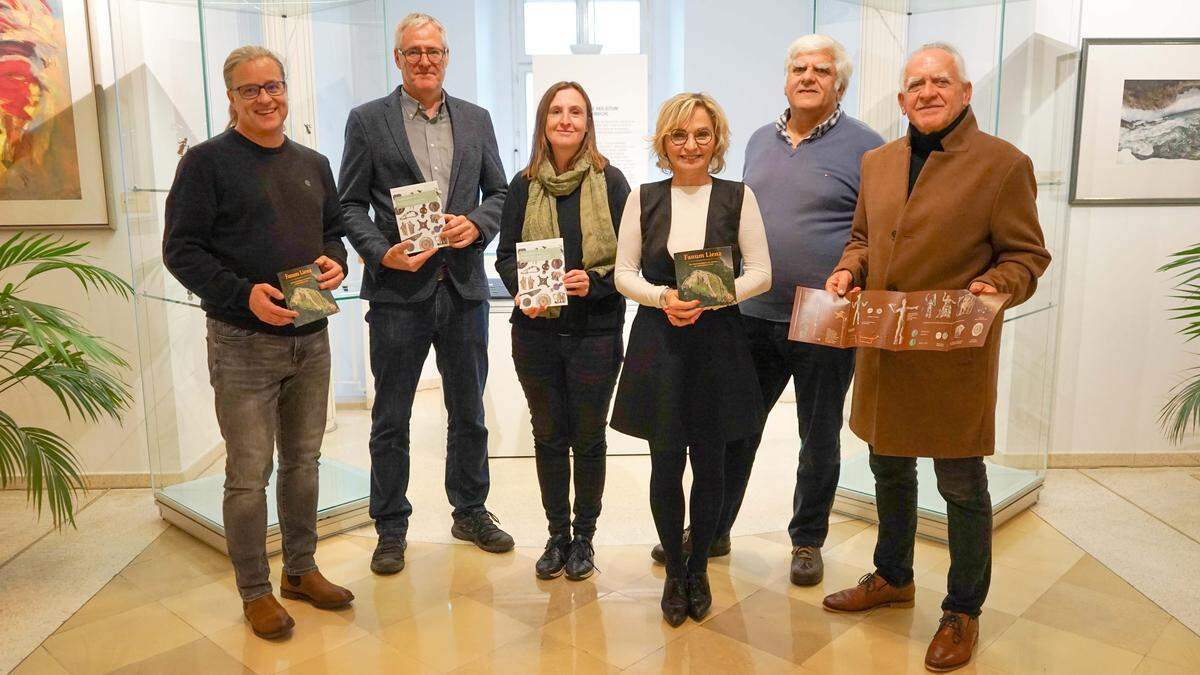 Archäologe Gerald Grabherr, Johannes Pöll vom Bundesdenkmalamt, Archäologin Barbara Kainrath, Bürgermeisterin Elisabeth Blanik sowie Josef Kalser und Gottfried Kalser