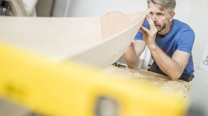 Bootsbauer Thomas Nikolasch bei der Arbeit