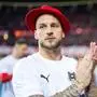 ABD0003_20251119 - WIEN - ÖSTERREICH: Marko Arnautovic (AUT) jubelt am Dienstag, 18. November 2025, nach Ende des Spiels zur WM-Qualifikation, Gruppe H, 10. Runde, zwischen Österreich und Bosnien-Herzegowina in Wien über das 1:1 Remis und die damit erfolgreiche WM-Qualifikation. - FOTO: APA/GEORG HOCHMUTH