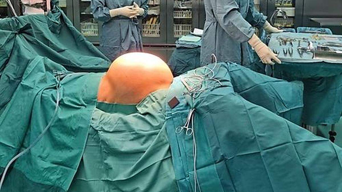 Die Patientin und der Tumor vor der erfolgreichen Operation