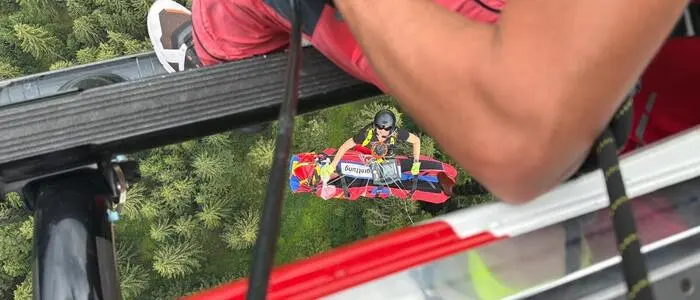 Man sieht den Abtansport eines Verletzten in den Hubschrauber