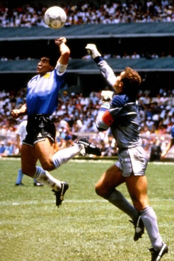 Bildnummer: 01109643  Datum: 22.06.1986  Copyright: imago/PanoramiC  Diego Armando Maradona (li., Argentinien) erzielt gegen Torwart Peter Shilton (England) das 1:0, gegen die Hand Gottes ist der englische Keeper machtlos; Argentinien - England 2:1, Nationaltrikot, hoch, Zweikampf, Duell, Luftkampf, Luftduell, Ball, Torhüter, Tor, Treffer, Gegentor, Historie, Aufmacher, Fußballgeschichte, Fußballhistorie, Geschichte, Handspiel, Handtor Weltmeisterschaft 1986, Länderspiel, Viertelfinale, Nationalmannschaft, Nationalteam, Vdia Mexico City, Mexiko Stadt Dynamik,  Fußball WM Herren Mannschaft Gruppenbild Aktion Werbemotiv Personen Kurios