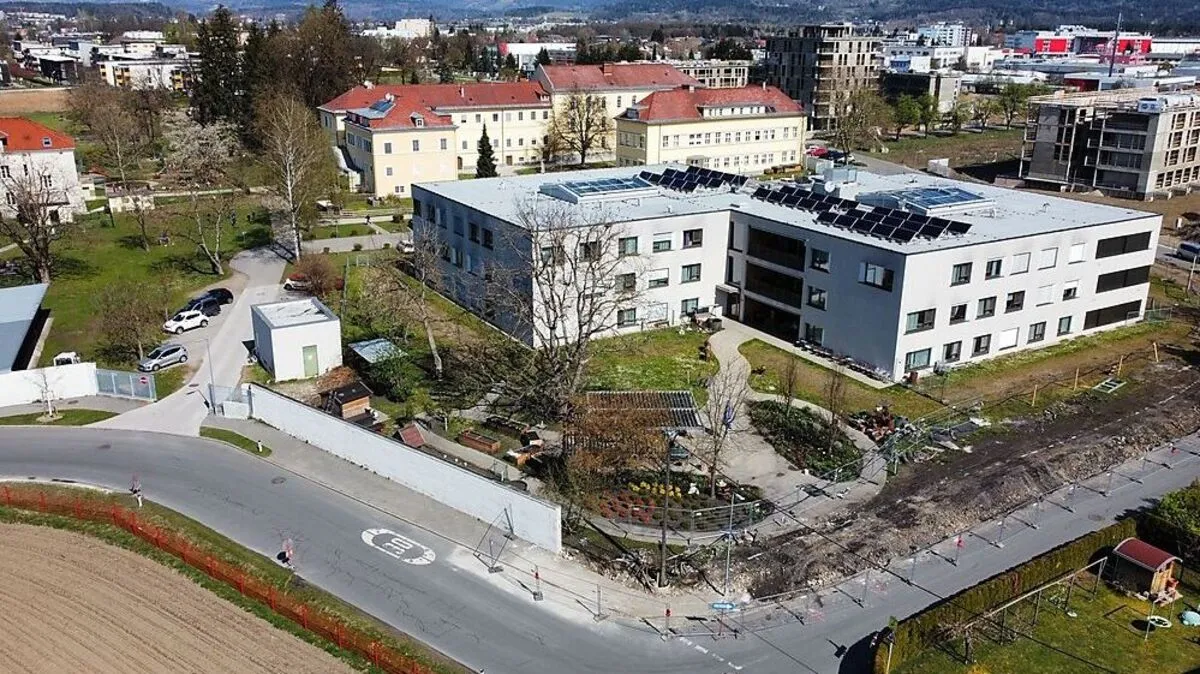 Drohnenaufnahme: Ein großer Teil der Mauer rund um das Diakonie-Gelände ist bereits entfernt.