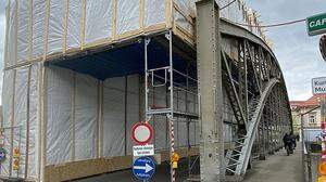 Während der Sanierung ist die Waasenbrücke in Leoben komplett &quot;eingehaust&quot;