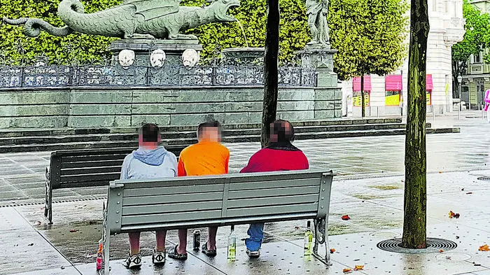 Personen, die dem Alkohol zugeneigt sind, versammeln sich auch bei Schlechtwetter am Neuen Platz