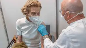 Gertrude Reuter bei der Impfung