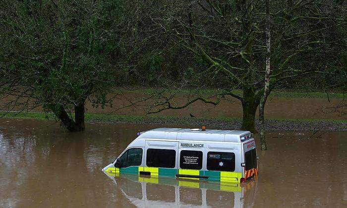 In Wales blieben Rettungsautos hängen 