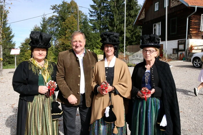 Beim Erntedank auf 1020 Meter Seehöhe gesehen wurden unter anderen Bürgermeister Andreas Grabuschnig (Foto), Trachtengruppe Eberstein-Obfrau Christine Sunitsch, Polizistin Margot Höfferer, Pfarrgemeinderatsobmann Helmut Brenner, Mesnerin Elisabeth Klammer sowie Unternehmer Herbert Oprießnig. 