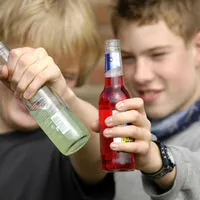 Jugendliche und Alkopops (Sujet)