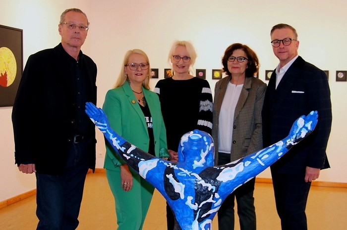 Bei der bestens besuchten Vernissage am Freitag begrüßte Bürgermeister Helmut Linhart die Gäste, der Kunsthistoriker Wenzel Mraček sprach einführende Worte. Michaela Söll war wegen einer Verletzung an der Teilnahme verhindert. 