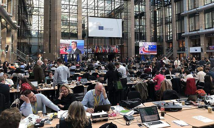Voller Saal: Pressebereich im Ratsgebäude beim EU-Gipfel