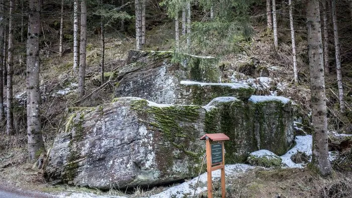 Der Teufelspredigtstuhl befindet sich an der Straße in die Sommerau, wo man einst Gold und Silber suchte und auch fand.