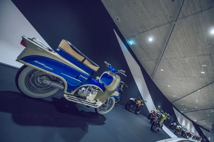 So spektakulär wie sich die Erfolgsstory des größten europäischen Motorradherstellers liest, so hautnah und beeindruckend wird den Besuchern das Ausstellungskonzept gemäß dem Firmenslogan ,,Ready to Race“ vermittelt.