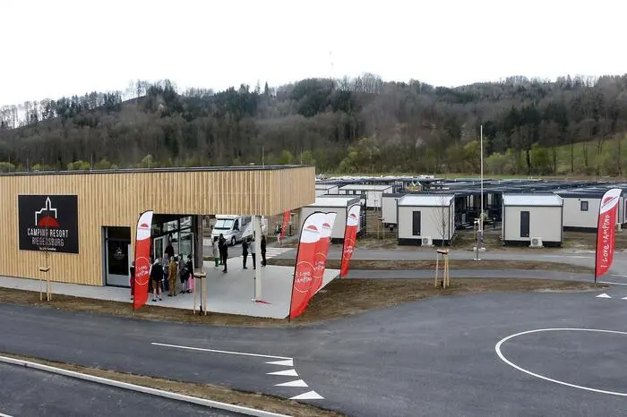 Das neue südoststeirische Camping-Resort in Riegersburg verfügt über 120 Stellplätze, 44 Mobilheime und drei Campingfässer für rund 700 Camper 
