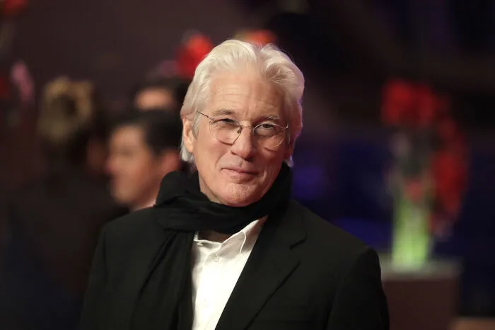 Er hat vielleicht nicht mehr ganz den Schlafzimmerblick, der ihn berühmt machte. Doch das Lächeln und die funkelnden Augen des ehemaligen "Sexiest Man Alive" sind immer noch da.