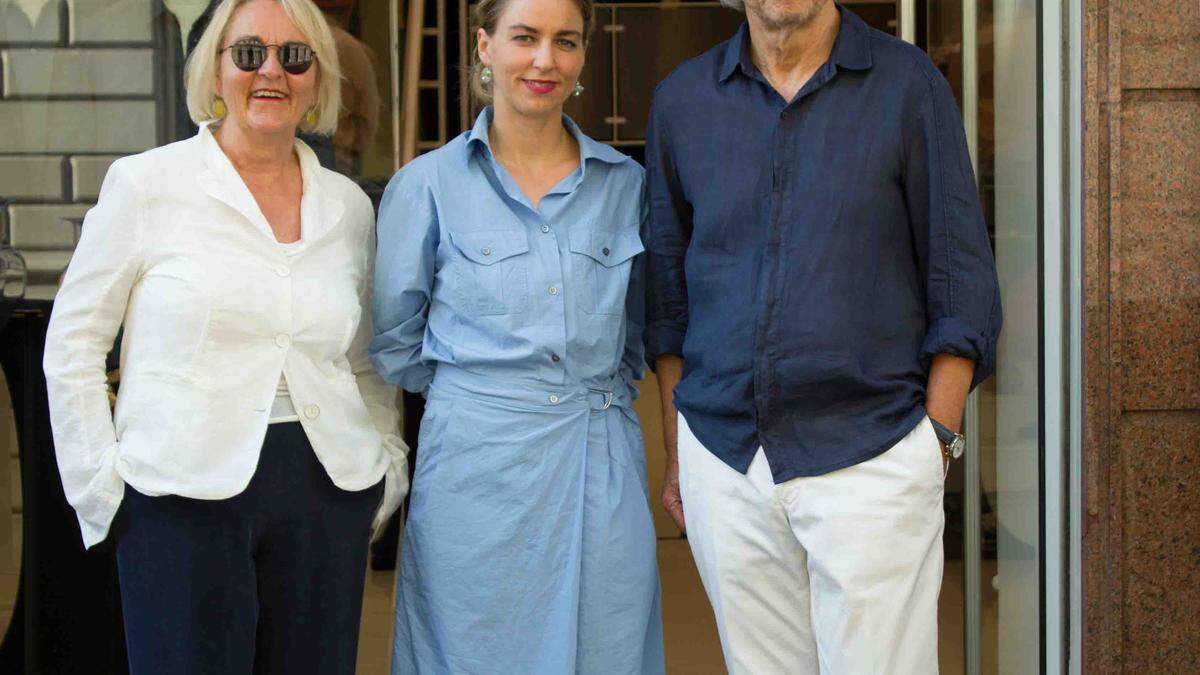 Brigitte, Stephanie und Ferdinand Scharf vor dem neuen Geschäftslokal