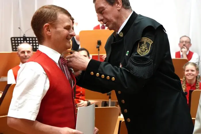 Geehrt wurden Christian Strasser, Michael Schöttl und Lukas Kandler mit dem Ehrenzeichen 15 Jahre in Silber. Mit dem Verdienstkreuz in Silber am Band wurde Martin Nestelbacher ausgezeichnet.