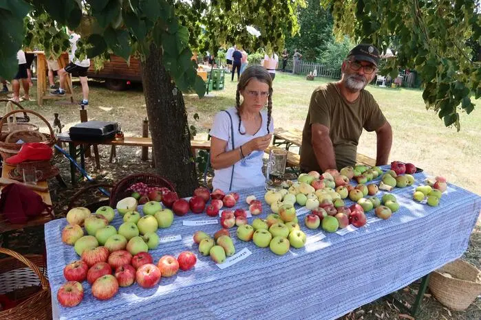 Dazu kommt die Präsentation von regionalem Handwerk, wie Korbflechten, Vogelhausbau, Apfelsorten und Kunstschmiede.