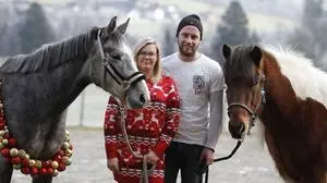 Manuela Sereinig mit Freund Philipp und ihren Pferden Lansamur und Kajana