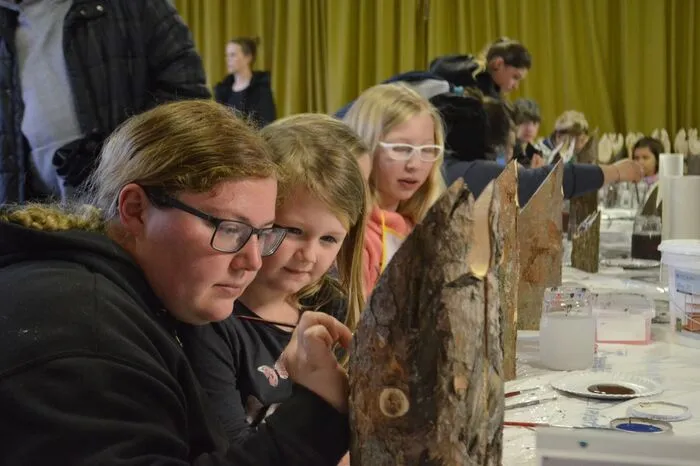 Die Kleinen, aber auch interessierte große Besucher, durften auch selbst Hand anlegen und Holzhasen bemalen oder andere Basteleien rund um Ostern anfertigen.