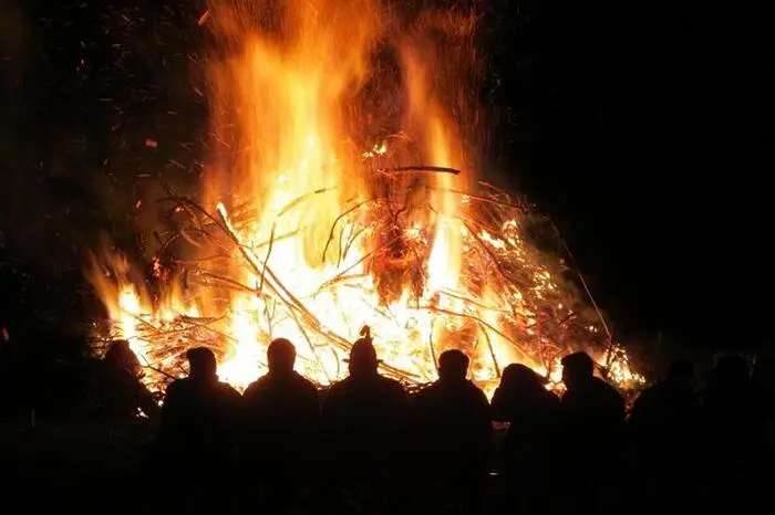 Trotz Niederschlags der letzten Tage brannte das Feuer