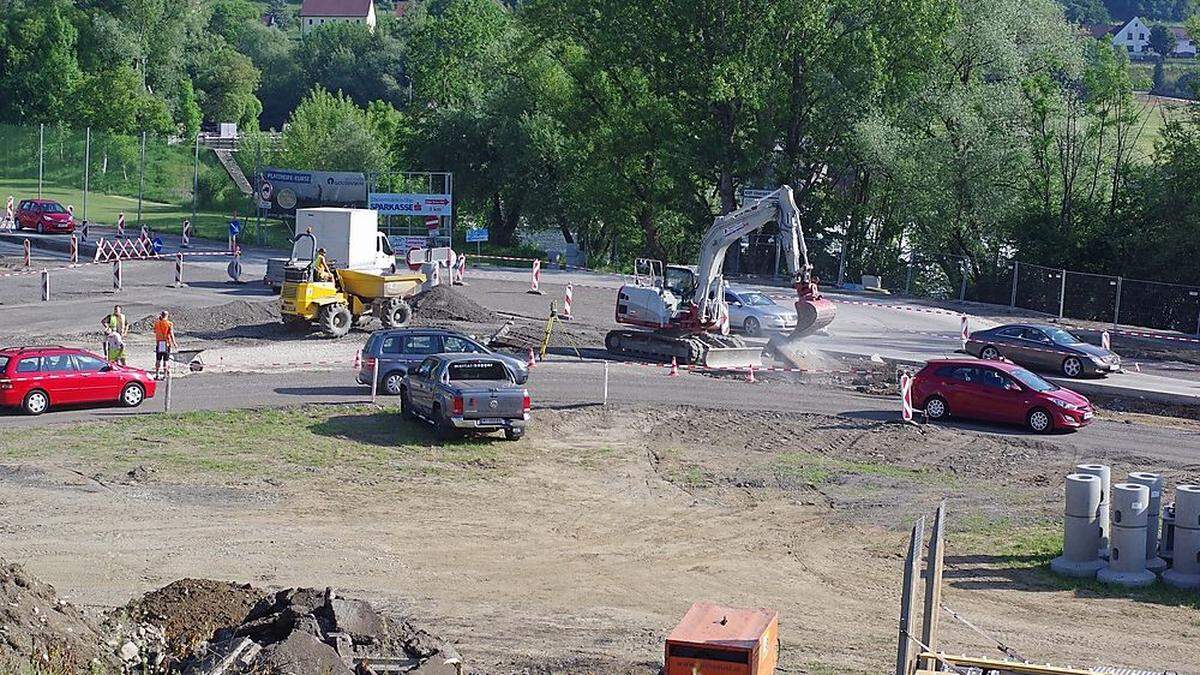 Die nördliche Hälfte des Kreises istbetoniert, am Dienstag wurde der Verkehr umgelegt