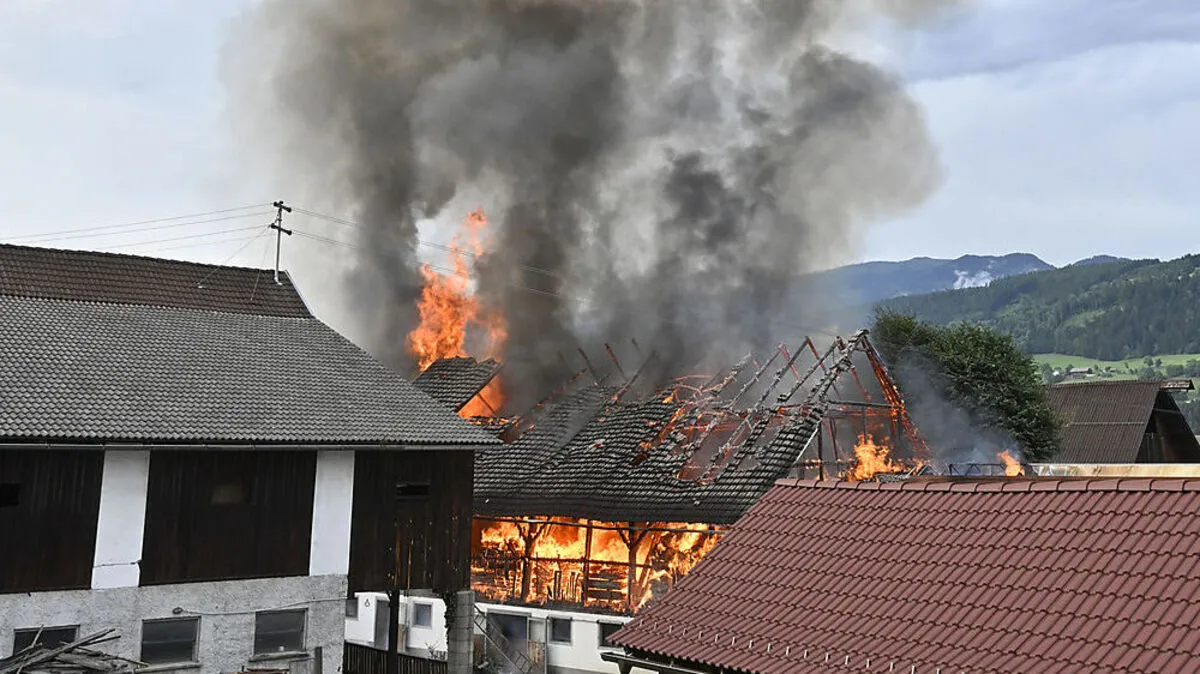 Viele Kilometer weit war die Feuersäule des Brandes in Kamering zu sehen. Elf Wehren löschten das Feuer