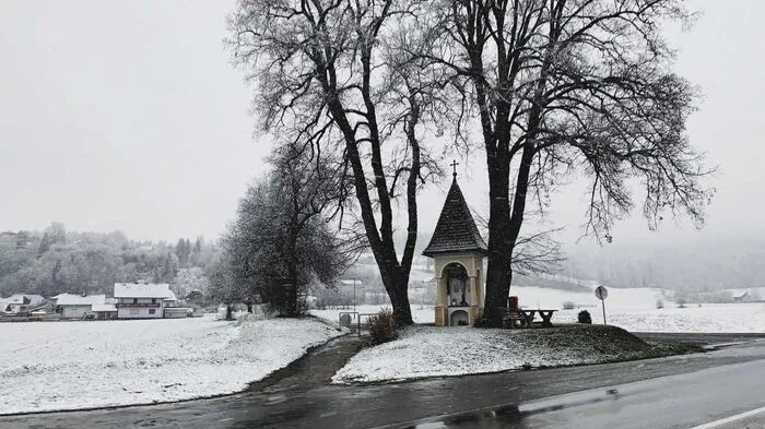 Winterlich präsentiert sich die Straße auf das Hochrindl