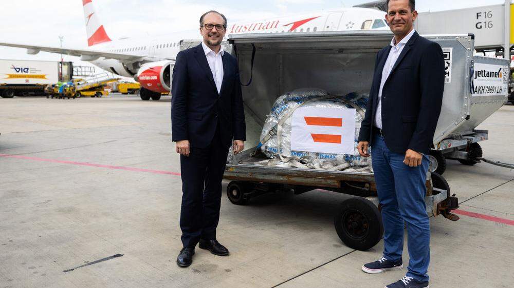 Außenminister Schallenberg und Gesundheitsminister Mückstein am Flughafen bei der Verabschiedung des Impfstoffes 