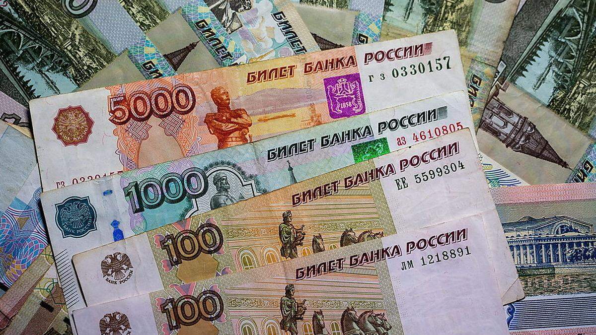 Russland kann diese Devisenbestände nicht mehr nutzen, um den im freien Fall befindlichen Rubel mit internationalen Finanzgeschäften zu stabilisieren