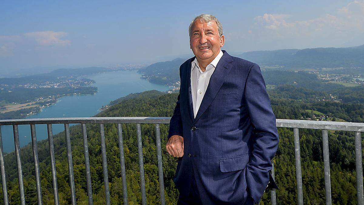 Josef Rutar mit weitem Horizont vom Pyramidenkogel