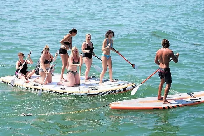 Der flache und sanfte Strand der Oberen Adria ist ideal für Ausflüge per Tretboot oder SUP. Tretboote mit Leiter oder Rutsche mutieren da fast zu einem privaten Badeplatz. Im Familienverband kann man zum Beispiel auch extra große SUP leihen, auf denen Groß und Klein gemeinsam übers Wasser paddeln können. Noch mehr Freiheitsgefühl schenken nur noch Segelboote, mit denen es sich übers offene Meer kreuzen lässt.