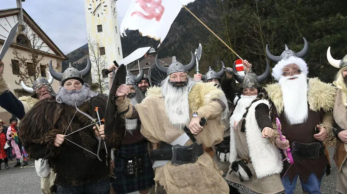 Eine Reise durch die Zeit, das war das Motto, des vom REZ organisierten Faschingsumzuges durch die Granatstadt. Vom Platz vor der Evangelischen Kirche aus zogen die Gruppen, bejubelt von vielen Zuschauern durch die Stadt. Furchterregend schön wild war auch diese Wikingergruppe.