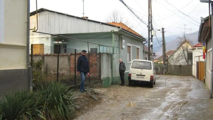 Vor dem Humanitas-Haus im rumänischen Boçsa fährt der Kleinbus mit den Weihnachtspaketen aus Hartberg los.