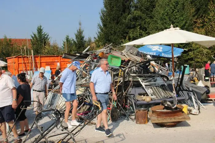 Die Besucher konnten unter tausenden Produkten von Fahrrädern, Rasenmähern, Elektrogeräten, Geschirr, Bücher, Bekleidung oder Schuhwerk stöbern.