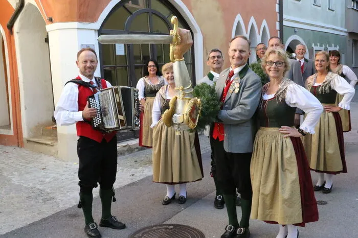 Bei der Feier unter anderen gesichtet: Bürgermeister Martin Kulmer, Marktreferentin Silvia Radaelli, zahlreiche Stadt- und Gemeinderäte, Gastronom Christian Gelter, Landesobmann des Kärntner Blasmusikverbandes Stefan Süßenbacher, Künstler Peter Jug, die ehemalige Landtagspräsidentin Susanne Kövari und Filmprofi Peter Dürnwirth.