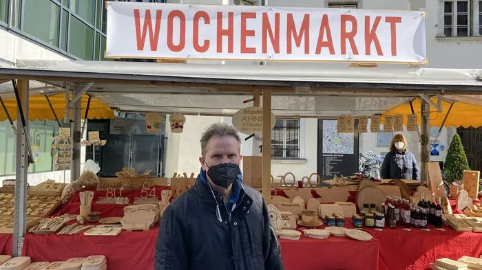 Erich Ahne: Wir stehen am Eingang des Marktes und haben auch das große Schild Wochenmarkt auf unserem Stand. Es gibt viele gute Rückmeldungen von den Kunden. Es kommen relativ viele neue Leute, die vielleicht am alten Standort nicht vorbei geschaut hätten.