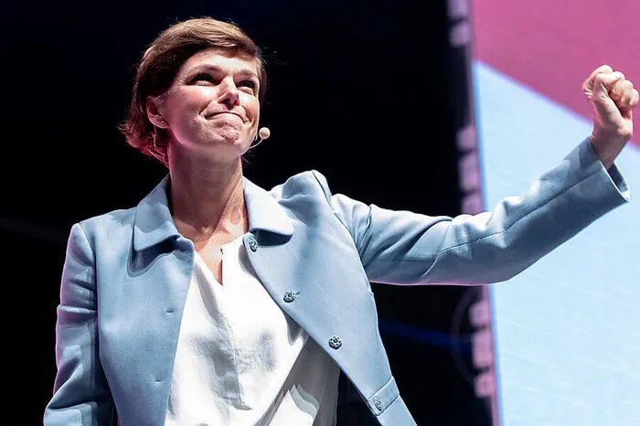 Die neue SPÖ-Chefin Pamela Rendi Wagner würdigte nach dem angekündigten Rückzug Christian Kerns aus der Politik dessen Verdienste um die Sozialdemokratie. "Christian Kerns Rücktritt als Spitzenkandidat bei den EU-Wahlen ist sehr bedauerlich. Es ist aber seine persönliche Entscheidung, die selbstverständlich zu respektieren ist", sagte Rendi-Wagner. Die designierte Parteivorsitzende dankte ihrem Vorgänger via Aussendung. "Er hat die Partei geöffnet und modernisiert, dabei hat er sich große Verdienste um die Sozialdemokratie erworben. Als Bundeskanzler hat er viele wichtige Maßnahmen vorangetrieben, trotz der schwierigen Zusammenarbeit mit dem Koalitionspartner." Als Beispiele nannte Rendi Wagner etwa den Beschäftigungsbonus, den Mindestlohn von 1.500 Euro, die Aktion 20.000 für ältere Langzeitarbeitslose oder höhere Mindestpensionen. "Bei der Nationalratswahl 2017 hat er die SPÖ stabilisiert und als Oppositionsführer hat er wichtige Weichenstellungen für die Zukunft vorgenommen", so Rendi-Wagner weiter. "Ich möchte nun nach vorne schauen. Es ist Zeit, uns auf unsere politische Arbeit zu konzentrieren."