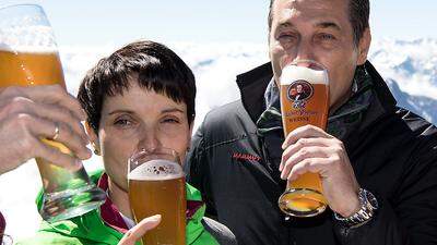 Das gemeinsame Bier auf der Zugspitze verbindet: Frauke Petgry (AfD) und Heinz-Christian Strache (FPÖ)