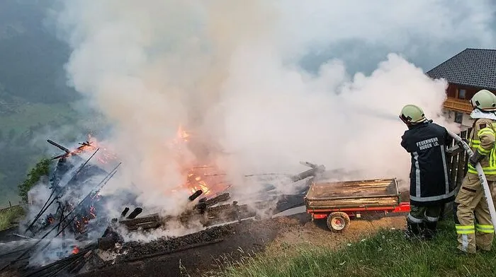 Trotz raschen Eingreifens der fünf Feuerwehren konnte das Futterhaus nicht mehr gerettet werden. Michael Köll sagt, es sei wichtiger gewesen, das Bestehende zu schützen