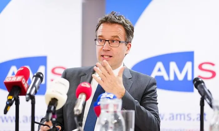 Vorstand Johannes Kopf im Rahmen einer Pressekonferenz des Arbeitsmarktservice (AMS) 