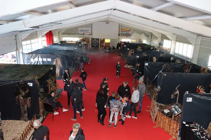 Insgesamt haben sich 30 Gruppen, Aussteller, Maskenschnitzer, Pyrotechniker etc. aus ganz Österreich bei der Perchtenausstellung präsentiert.  