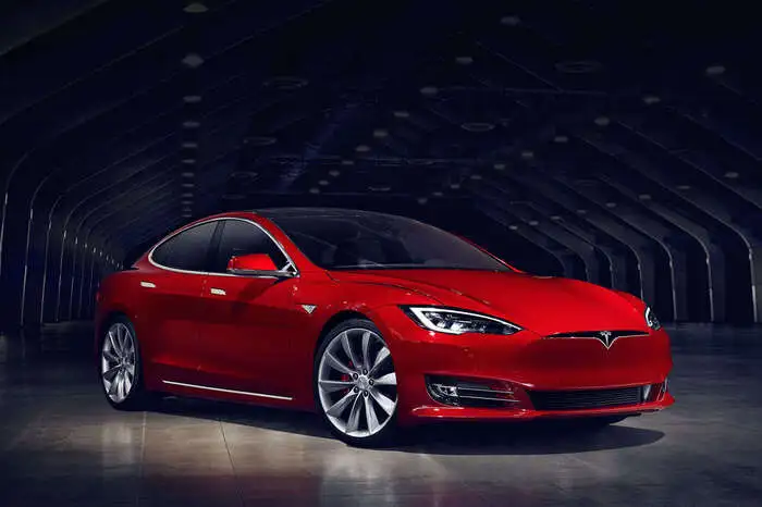 Ludicrous hat viele Bedeutungen. Grotesk zum Beispiel, aber auch aberwitzig und vor allem: haarsträubend. Und genau so lässt sich das Beschleunigungsvermögen beschreiben, wenn man seinem Tesla Model S P90D den Ludicrous-Mode gönnt. Dieser besteht aus einer Hardware-Erweiterung, womit der allradgetriebene, zweimotorige Tesla nicht in 3,3, sondern in 3,0 Sekunden von Null auf 100 km/h schießt. Der Preis? 11.000 Euro, wofür eine weitere Bedeutung von ludicrous passen könnte: grotesk.