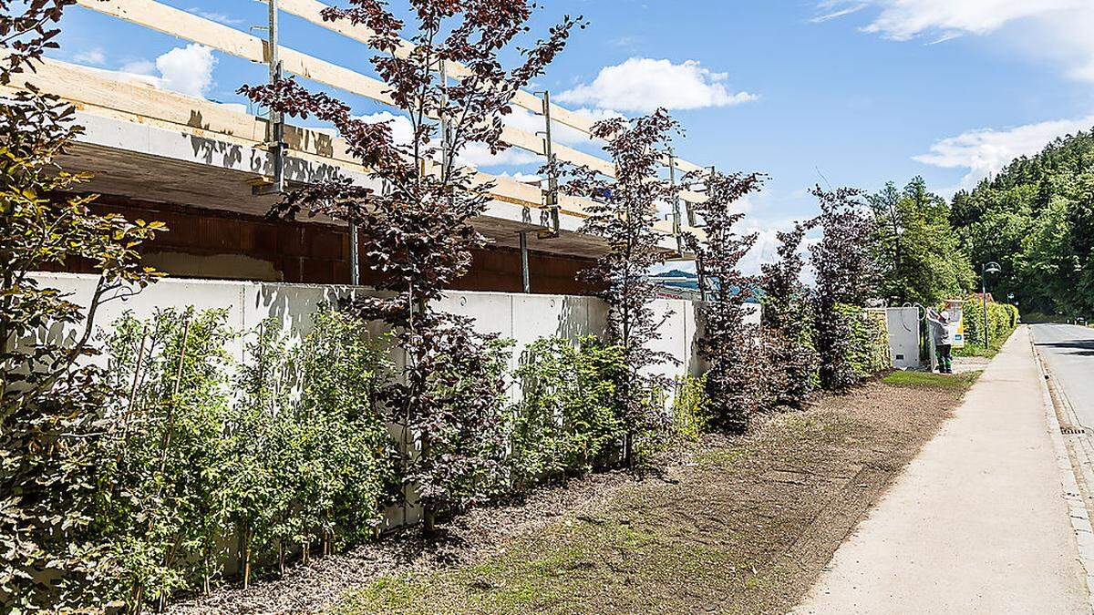 Diese Mauer wurde rund um das Badehaus errichtet und muss nun wieder abgerissen werden