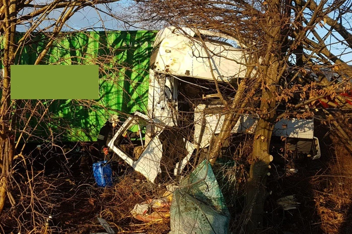 Der Tank wurde aufgerissen, einiges an Diesel floss aus. Der Chemiealarmdienst des Landes wurde verständigt.